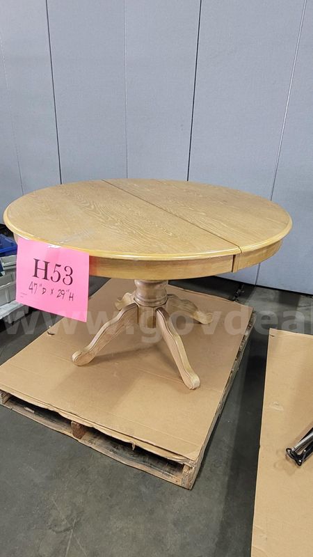 **** WOODEN ROUND DINING TABLE **** (I)
