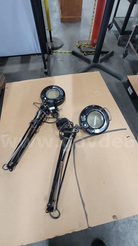 **** BLACK FLOURESCENT SWING ARM MAGNIFYING DESK LAMPS **** (I)