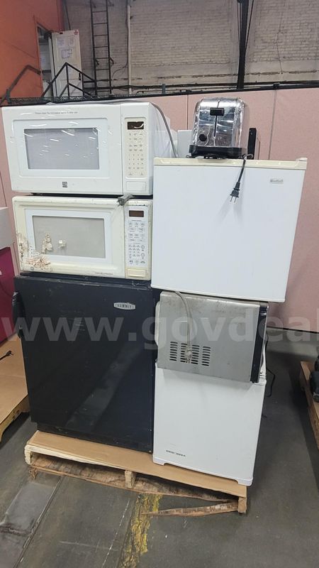 **** ASSORTED KITCHEN APPLIANCES **** (I)