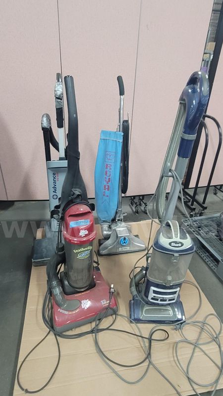 **** ASSORTED VACUUM CLEANER **** (I)