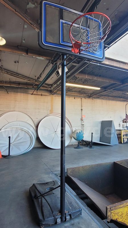 **** PORTABLE HEIGHT ADJUSTABLE BASKETBALL SYSTEM **** (ED)