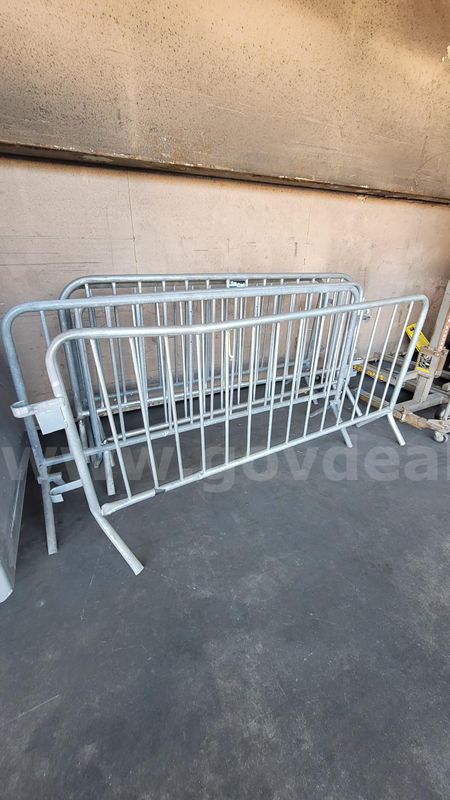 **** INTERLOCKING GALVANIZED STEEL CROWD BARRIER 79X40 **** (ED)