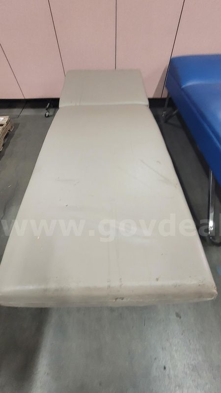 **** MEDICAL RECOVERY COUCH **** (I)