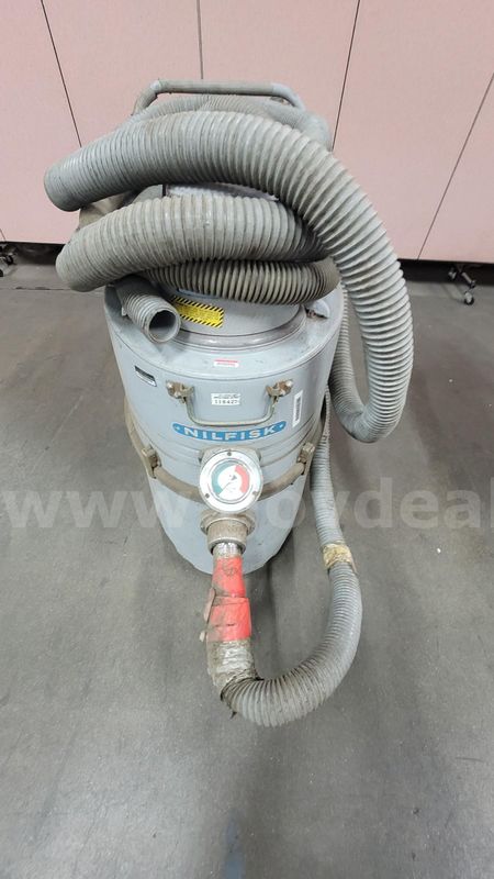 **** NILFISK INDUSTRIAL VACUUM CLEANER **** (I)