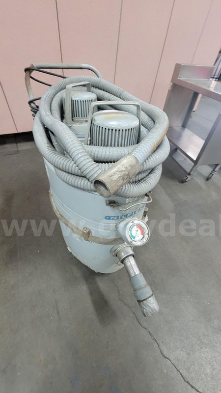 **** NILFISK INDUSTRIAL VACUUM CLEANER **** (I)