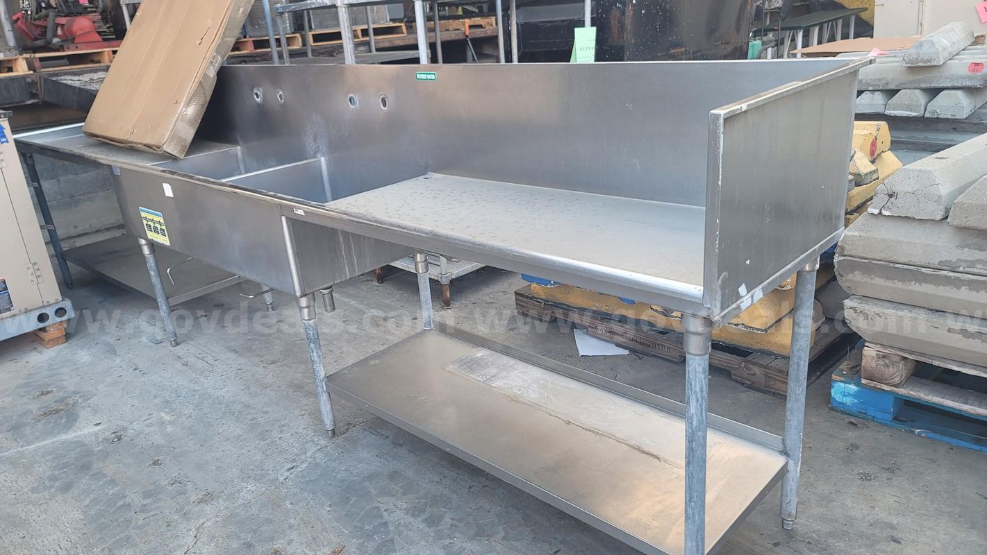 **** STAINLESS STEEL COMMERCIAL KITCHEN SINK **** (Y)