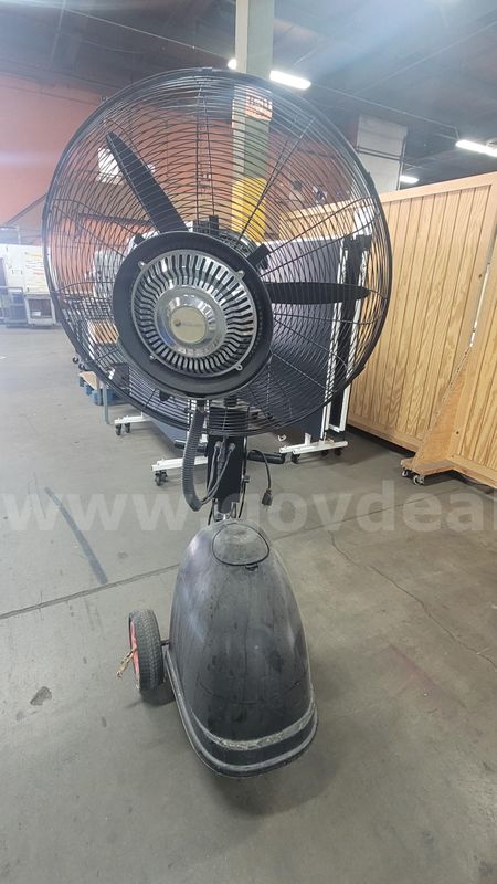 **** COOL OFF ISLAND BREEZE PORTABLE MISTING FAN **** (I)