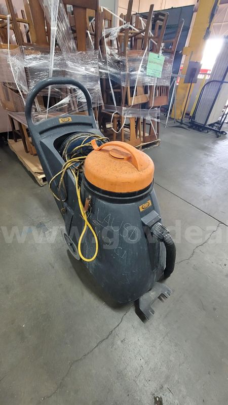**** TRIPLE S COMMERCIAL WET AND DRY VACUUM **** (I)