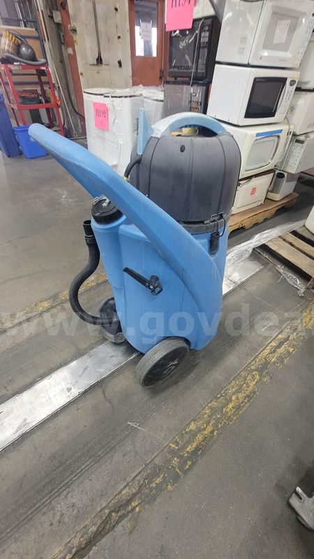 **** TRIDENT HILLYARD WET & DRY VACUUM **** (I)