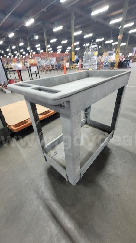 **** RUBBERMAID SERVICE CART **** (I)
