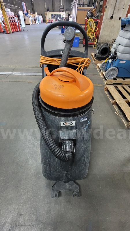 **** TRIPPLE S COMMERCIAL FLOOR POLISHER **** (I)