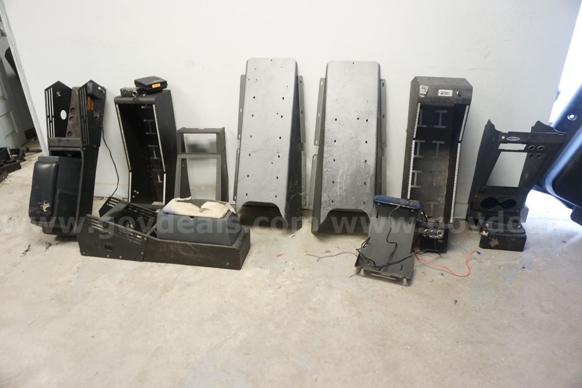 CENTER CONSOLE [LOT OF 8] (X6 POLICE CENTER CONSOLES (UNKNOWN VEHICLE FIT) X2 CONSOLE MOUNTS)