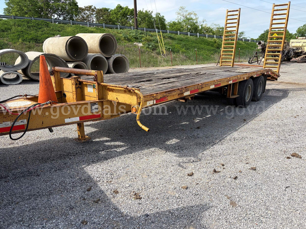 2006 25' TANDOM AXLE EQUIPMENT TRAILER