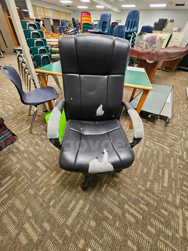 Lot of 7 Office Chairs – Rolling Task & Executive Chairs