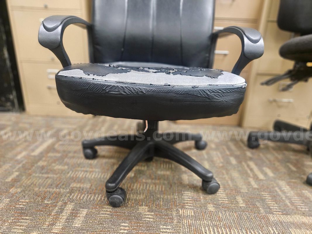 Used Office Chairs – Rolling Task Chairs w/arms