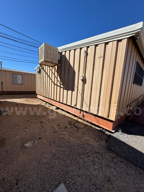 ONE LOT - SINGLE PORTABLE CLASSROOM BUILDING