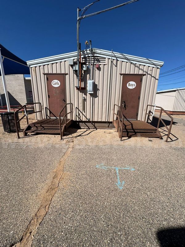 ONE LOT - SINGLE PORTABLE GANG RESTROOM BUILDING