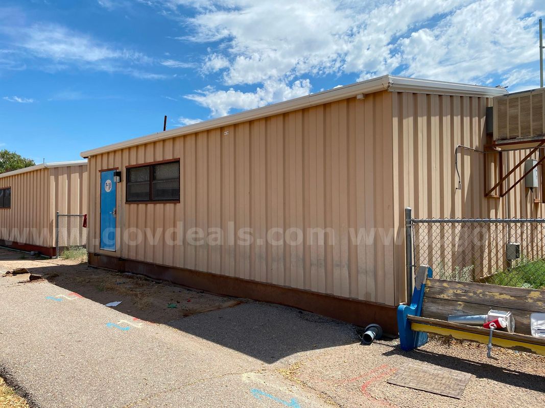 ONE LOT - SINGLE PORTABLE CLASSROOM BUILDING