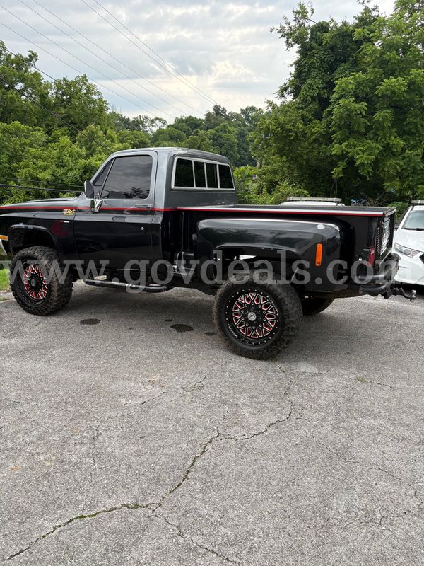 2005 GMC Yukon 4x4 engine and frame on a 1977 C10 body