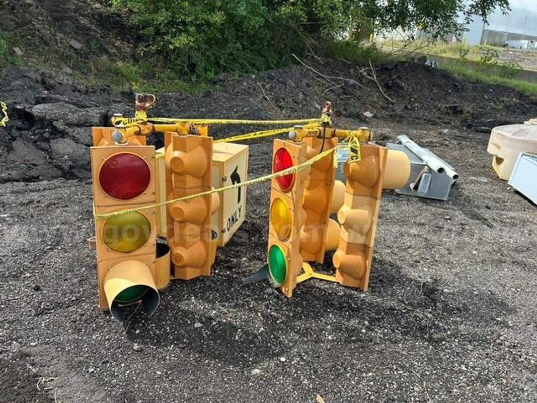 2 Traffic Lights and 1 Traffic Arrow-Condition Unknown