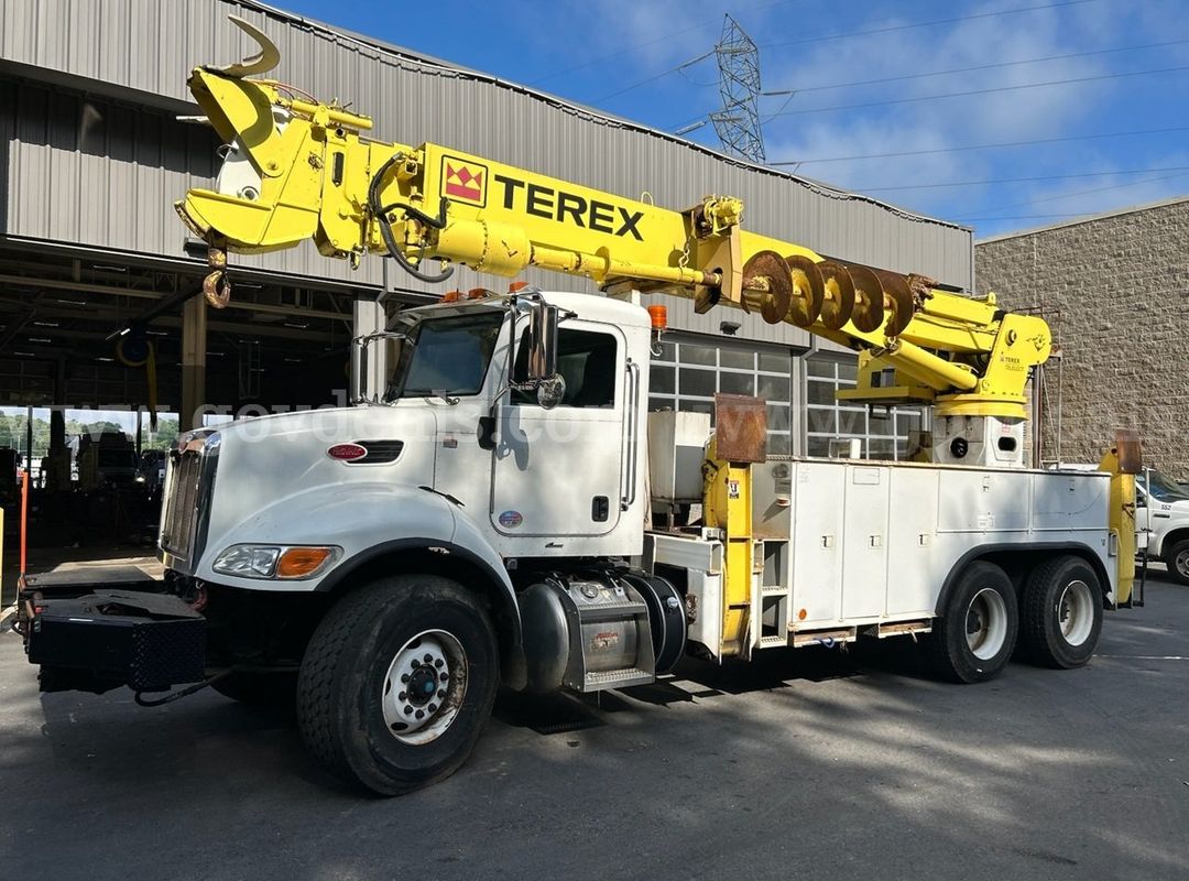 2013 Peterbilt Derrick truck
