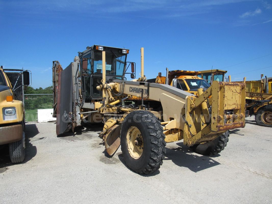 2000 Champion 720A Motor Grader