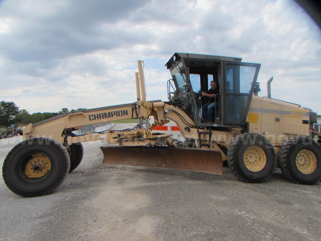 2000 Champion 720A Motor Grader