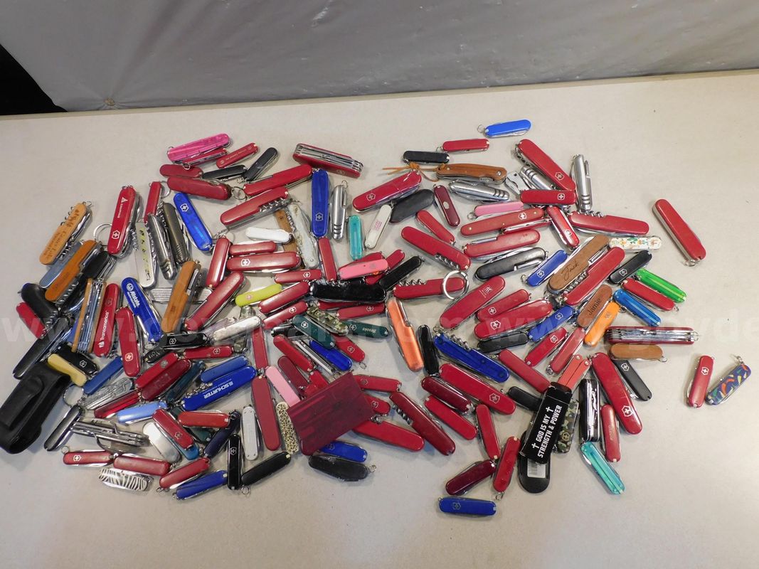 16 lbs Knives & Multi-tools (FS)
