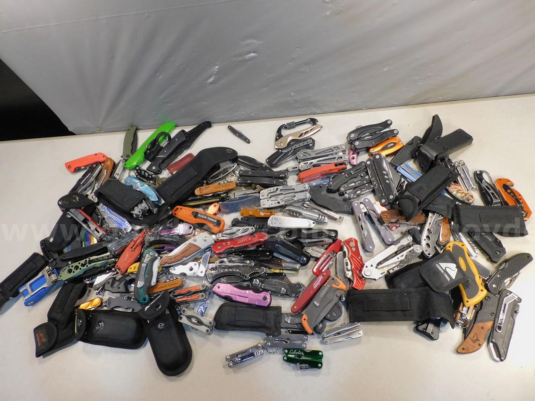 34 lbs Knives & Multi-tools (FS)