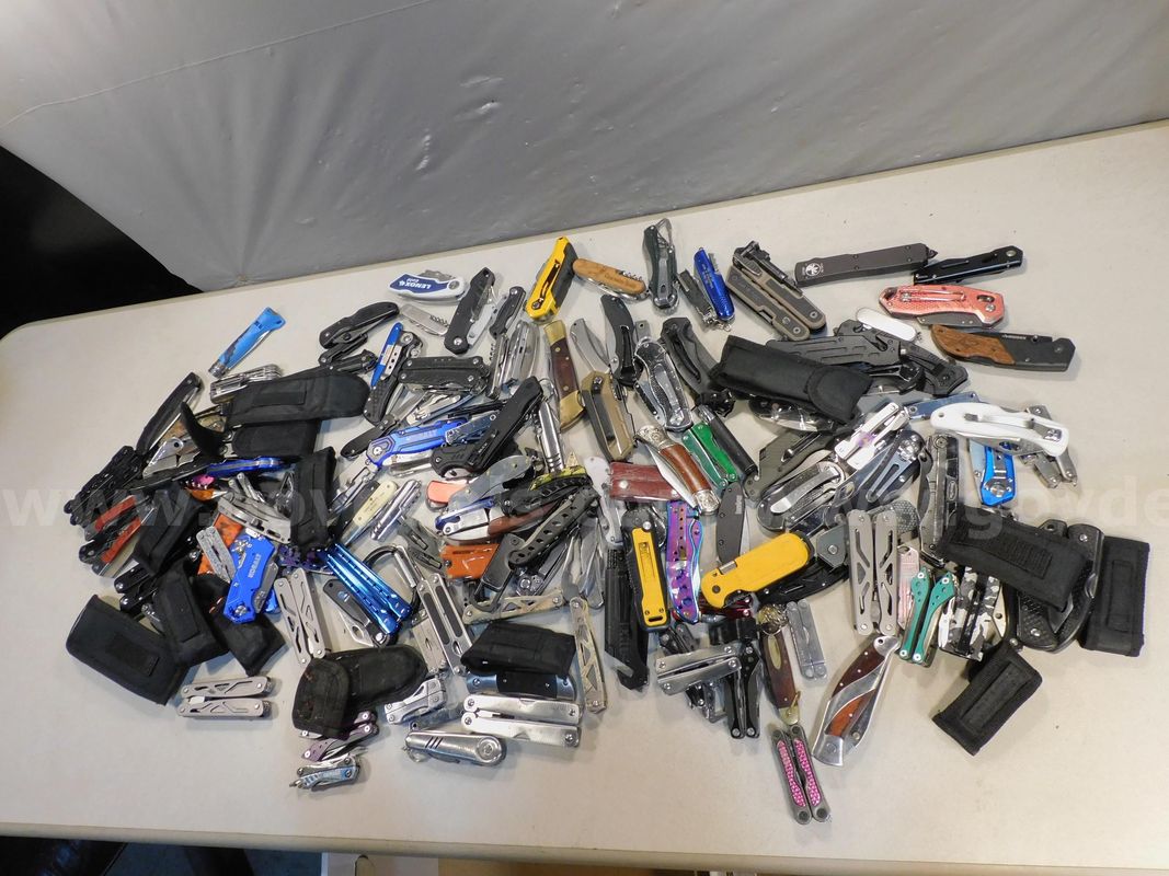 33 lbs Knives & Multi-tools (FS)