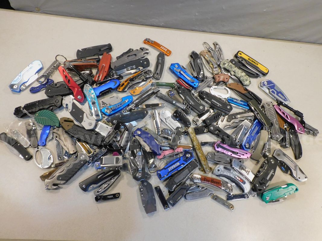 19 lbs Knives & Multi-tools (FS)