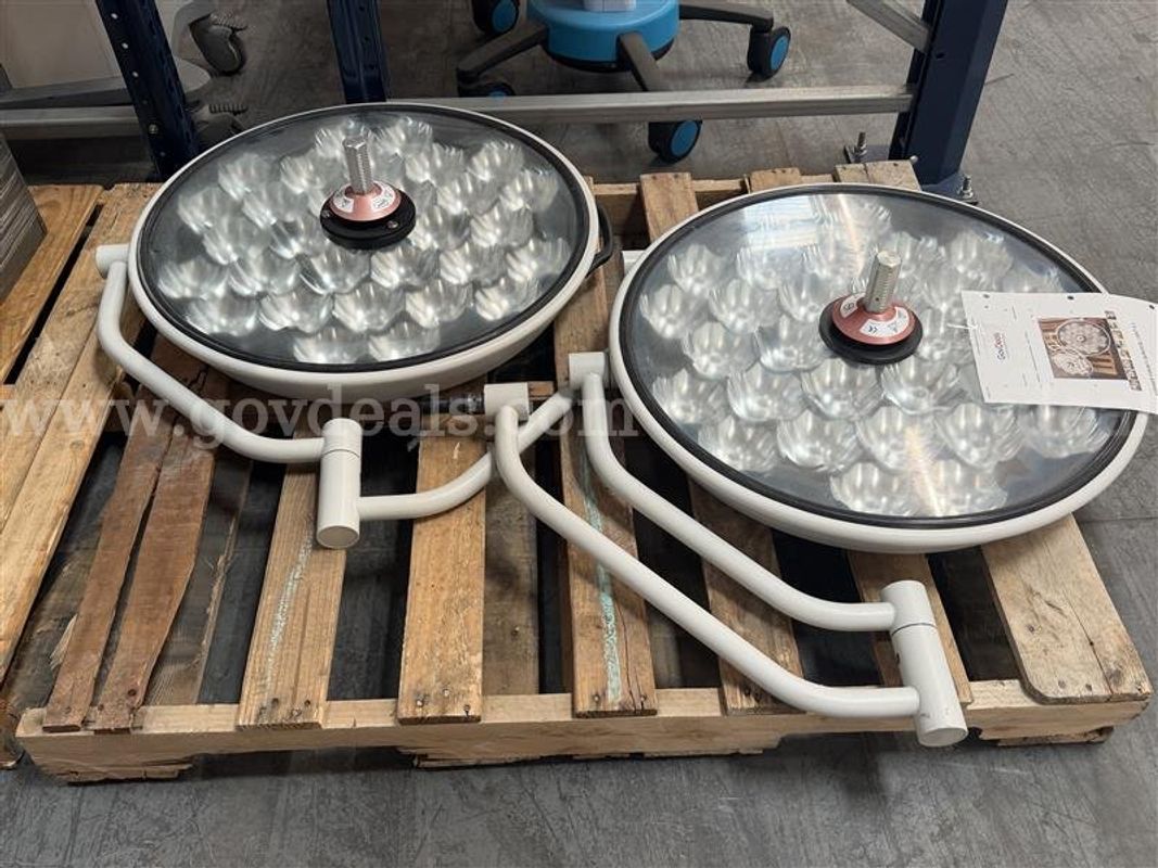 STRYKER VISUM II SURGICAL LIGHT X 2