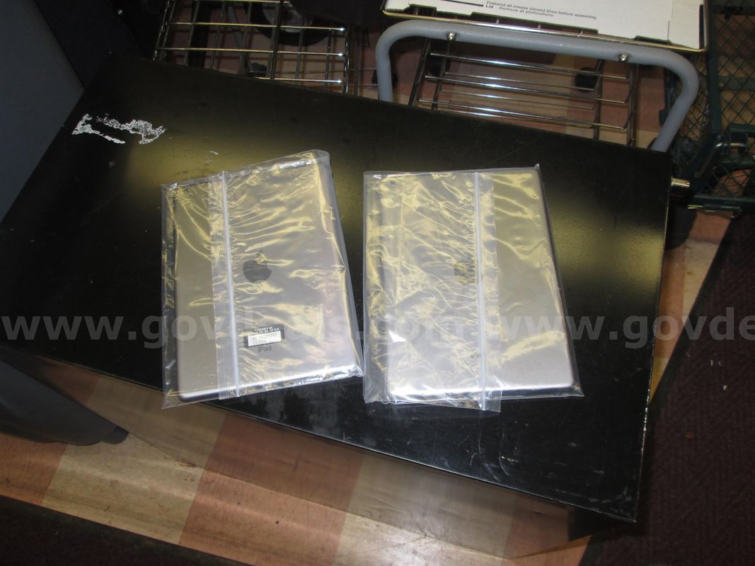 Lot of two IPad Air tablets
