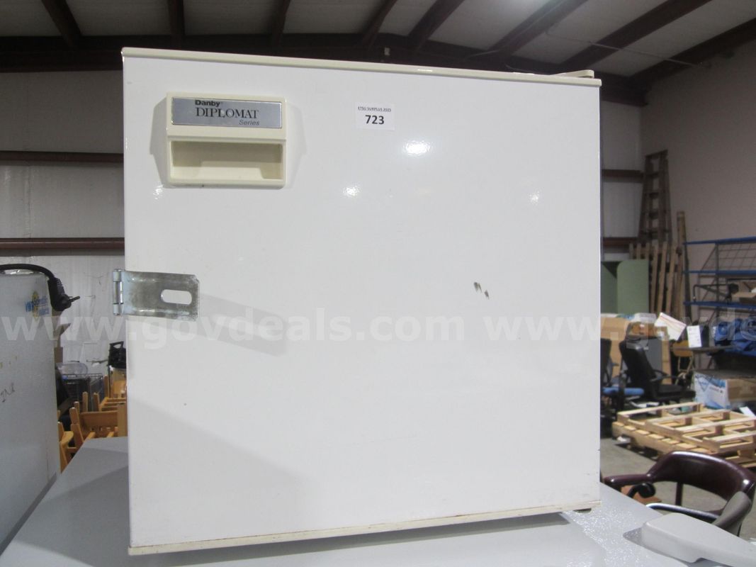 MINI REFRIGERATOR LOT 723