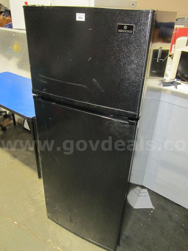 DORM SIZE REFRIGERATOR LOT 916