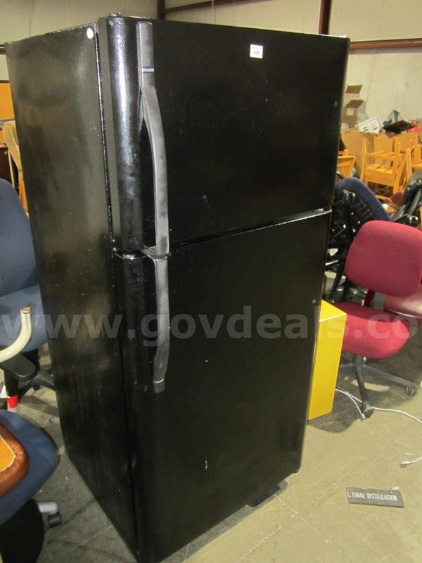 REFRIGERATOR LOT 925