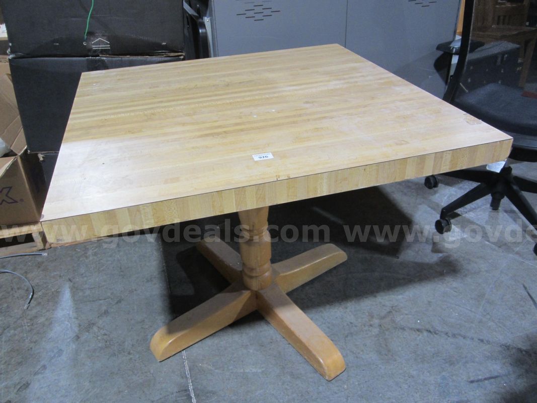 TABLE LOT 926