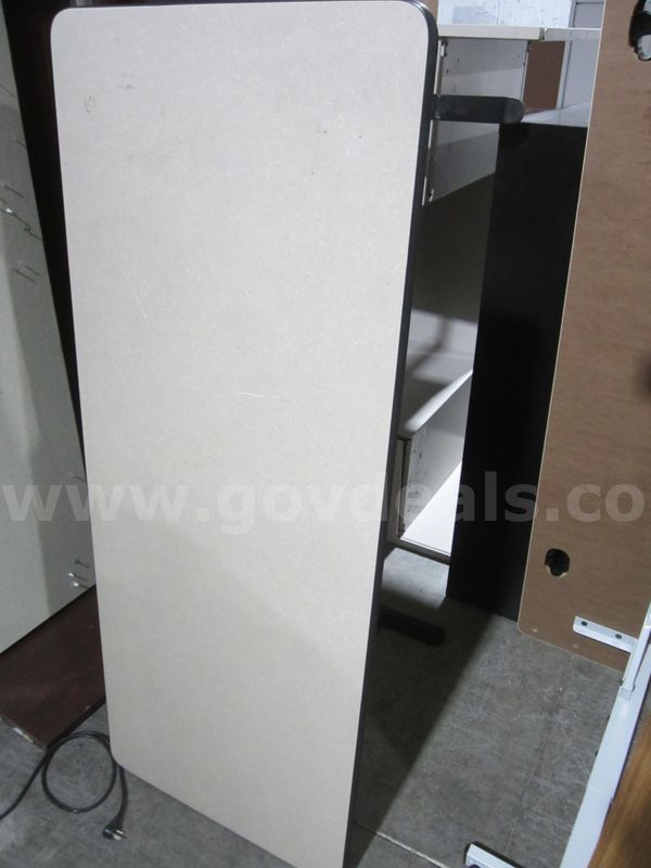 FOLDING TABLE LOT 933