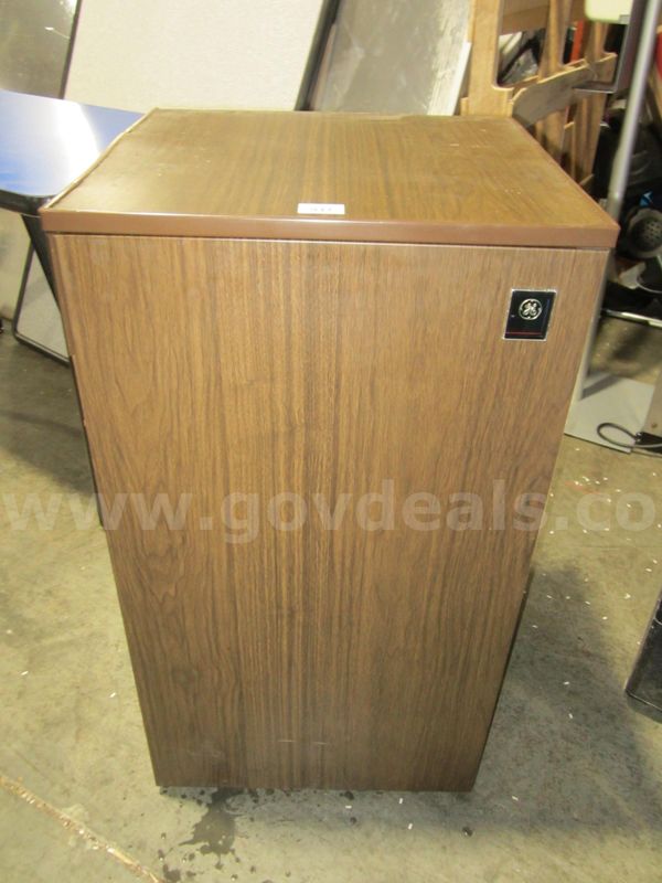 GE REFRIGERATOR LOT 937