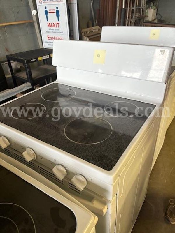 GE JB690DF1WW 30-inch freestanding electric range with convection oven