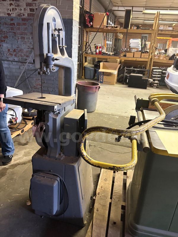 Heavy-Duty Industrial Vertical Bandsaw – Stationary Woodworking Saw