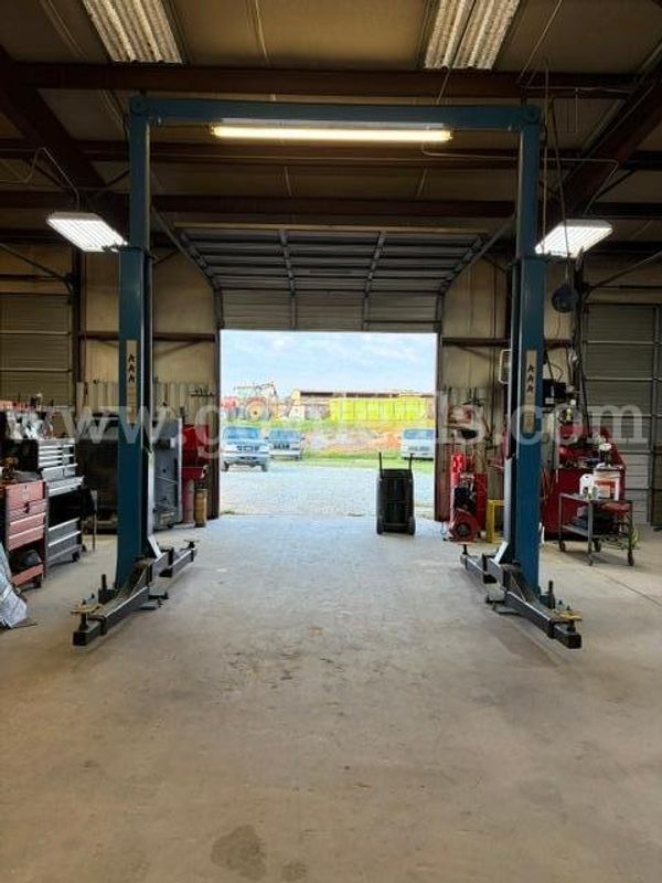 Two Post Vehicle Lift