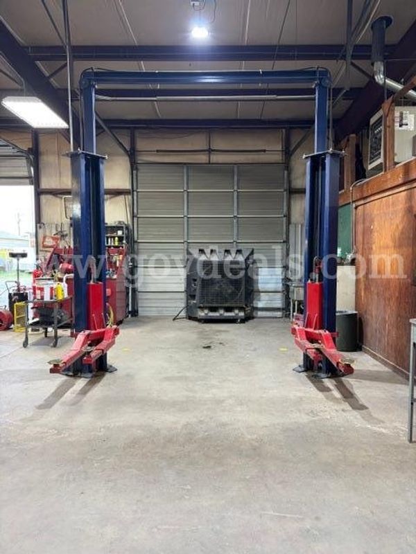 Two Post Vehicle Lift