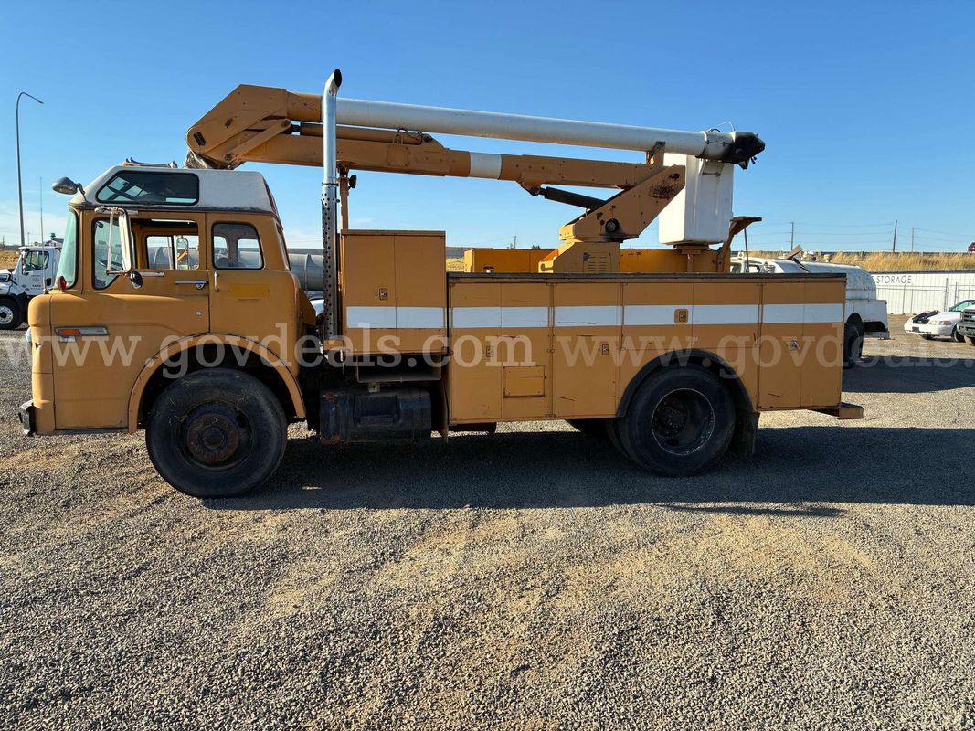 1985 Ford Model C800 Bucket Truck