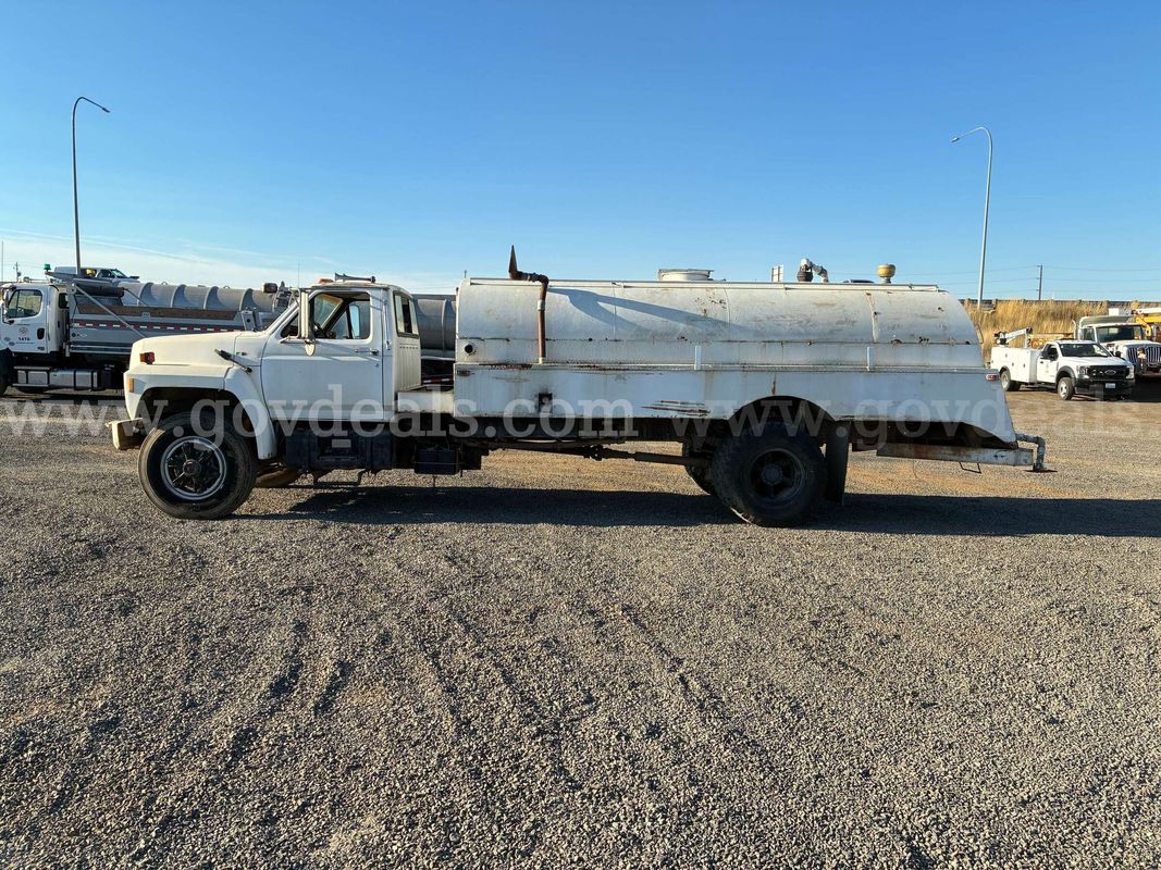 1990 Ford F800F, water sprayer truck