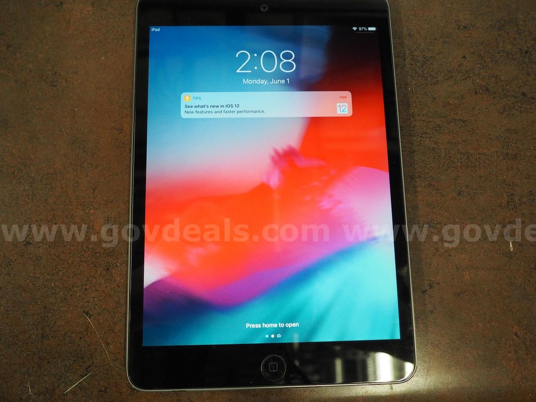 Fully working iPad Mini 2, with AC Adapter and power cord