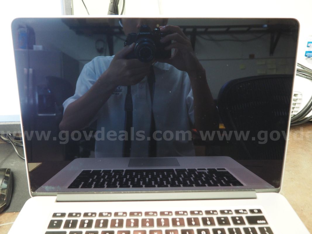 Apple Macbook Pro FOR PARTS Model A1398, Powers on then shuts off