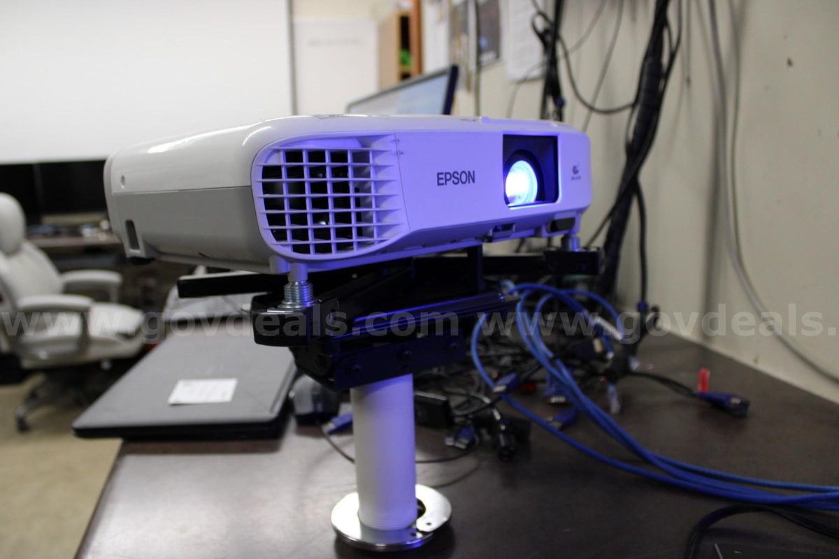 Epson PowerLite 107 Projector, with ceiling mount and power cable 137 Lamp Hours