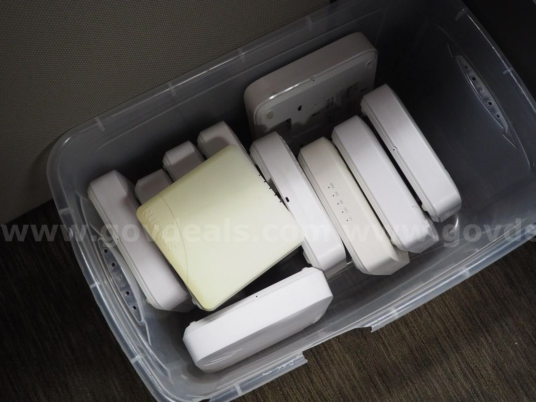 Lot of 11 RUCKUS R700 Access points and one R600