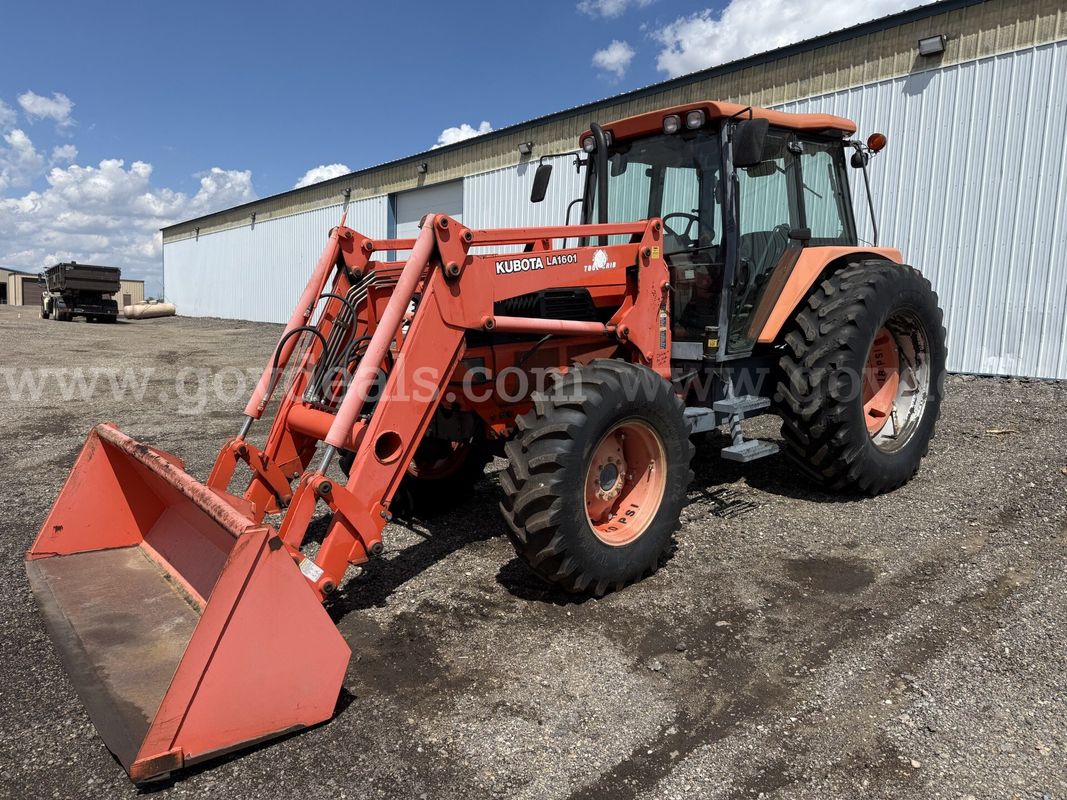 2004 KUBOTA M120 Tractor